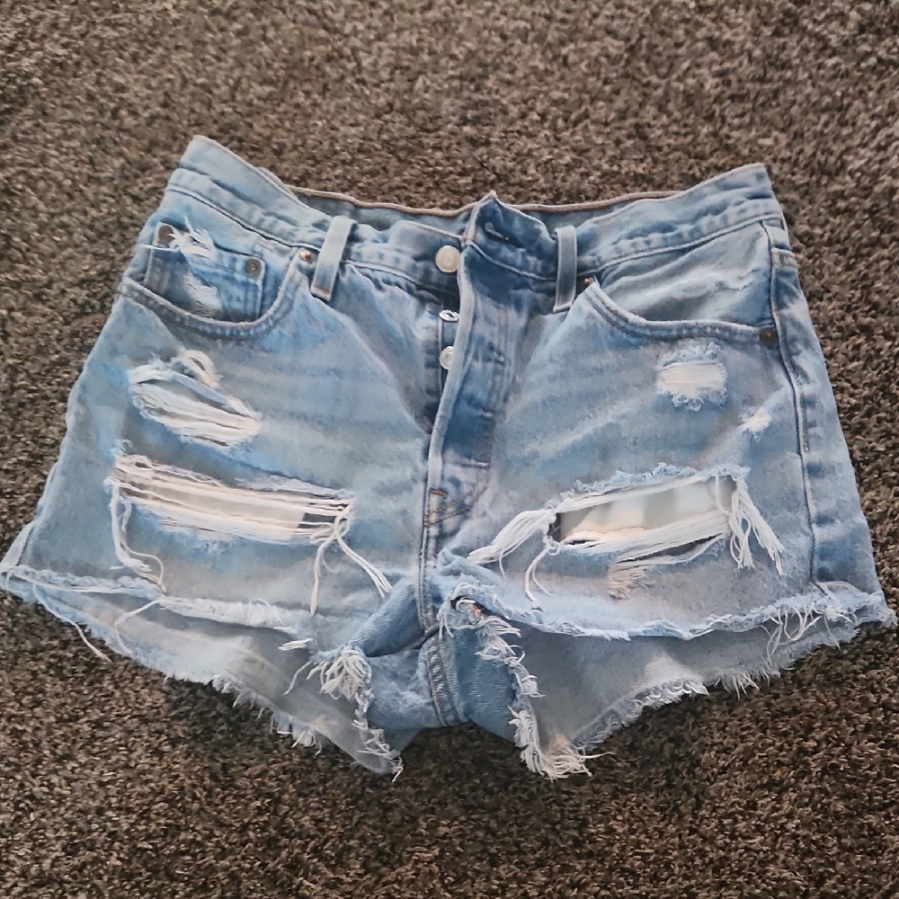 Distressed Lighter Blue Levi Denim Shorts EUC 😍